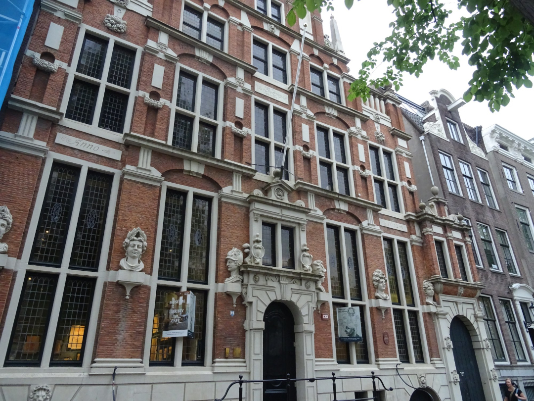 house with the heads embassy of the free mind